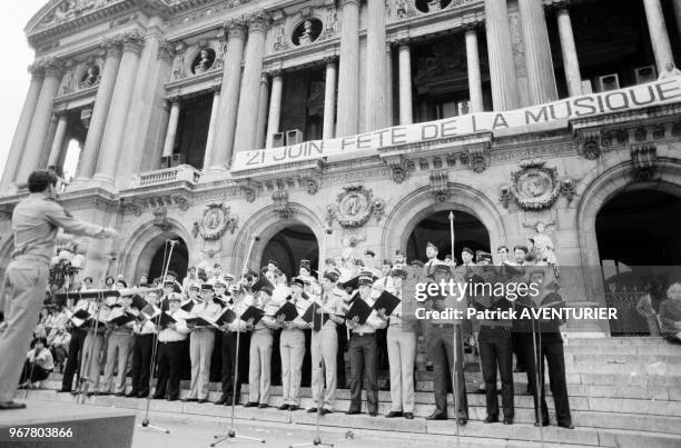 Les choeurs de l'armée française sur les marches de l'Opéra Garnier lors de la Fête de la Musique à Paris le 21 juin 1983, France.