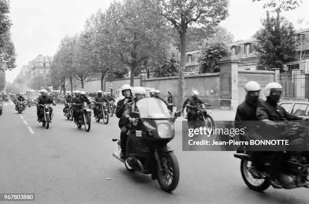 Photographes et motards de presse lors des manifestations contre le projer de loi Savary à Paris le 24 mai 1984, France.