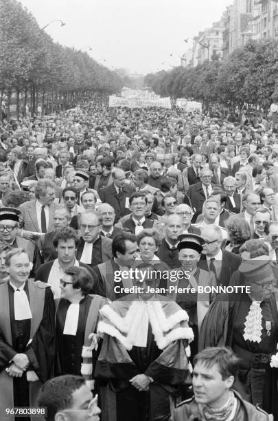 Les avocats et hommes de loi manifestent contre le projet de loi 'Savary' à Paris le 24 mai 1983, France.