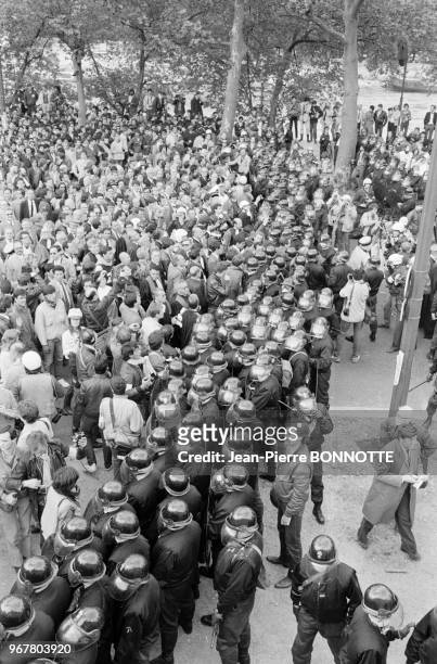 Face à face entre policiers et étudiants lors de la manifestation contre le projet de loi 'Savary' à Paris le 24 mai 1983, France.