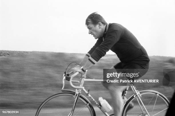 Jean Le Garrec à vélo dans la région de Cambrai lors des élections législatives le 19 octobre 1985, France.