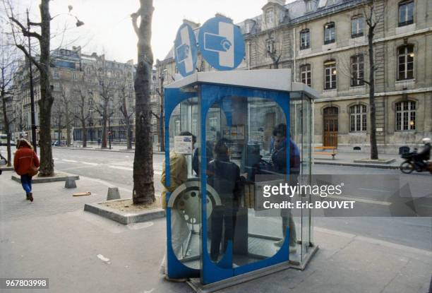 Cabine téléphonique à cartes le 29 janvier 1983 à Angoulême, France.