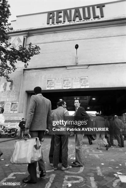 Les salariés de l'usine Renault de Boulogne-Billancourt reprennent le travail après 11 jours de grève, le 21 octobre 1985.