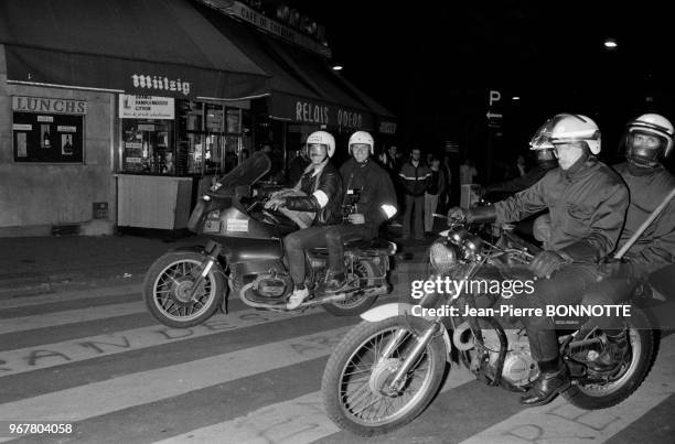 Le photographe Daniel Simon et son motard lors des manifestations contre le projer de loi Savary à Paris le 24 mai 1984, France.