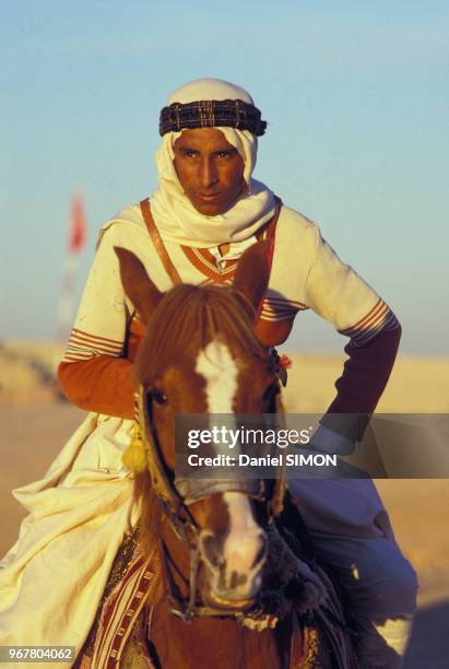 Jeune cavalier bédouin en tenue traditionnelle le 30 décembre 1988 dans le sud de la Tunisie.