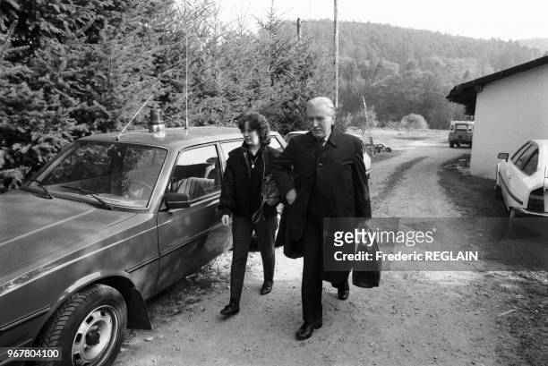 Christine Villemin et son avocat Me Henri Garaud lors d'une l'audition dans l'affaire de l'assassinat du Petit Grégory par le juge Lambert à Epinal...