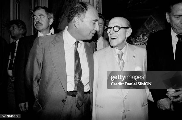 Marcel Dassault et son fils Serge arrivent à une conférence de presse à Paris le 25 septembre 1985, France.