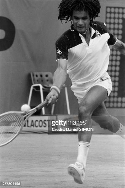 Yannick Noah lors de son match contre John Alexander au tournoi de Roland-Garros le 29 mai 1983 à Paris, France.