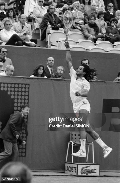 Yannick Noah lors de son match contre John Alexander au tournoi de Roland-Garros le 29 mai 1983 à Paris, France.