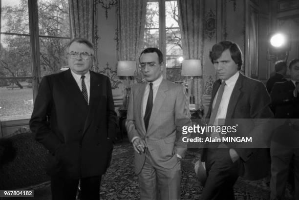 Pierre Mauroy, Yves Mourousi et Bruno Masure lors du journal de TF1 à l'Hotel Matignon à Paris le 16 novembre 1982, France.