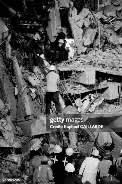 Des sauveteurs recherchant des rescapés dans les décombres des immeubles après le séisme de Mexico, le 26 septembre 1985.