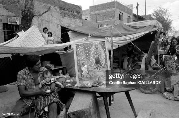 Des sauveteurs recherchant des rescapés dans les décombres des immeubles après le séisme de Mexico, le 26 septembre 1985.