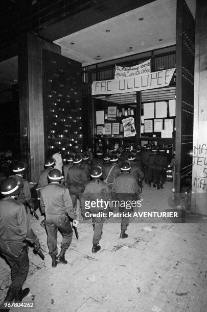 Les forces de l'ordre entrent dans la Faculté D'Assas occupée par plusieurs centaine d'étudiants pour les expulser, Paris le 20 mai 1983, France.