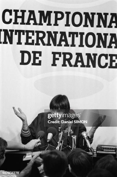 Jimmy Connors donne une conférence de presse après sa défaite contre Christophe Roger-Vasselin au tournoi de Roland-Garros le 31 mai 1983, France.