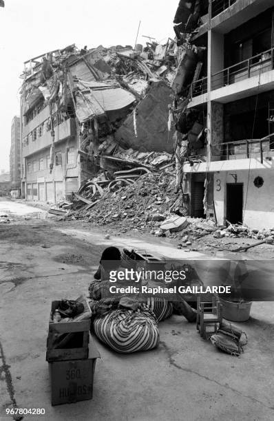 Un rescapé ayant pu sauver quelques affaires des décombres de sa maison après le séisme de Mexico, le 26 septembre 1985.