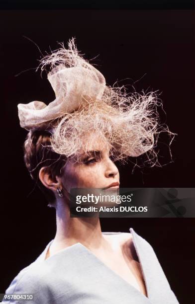 Portrait du mannequin Nadja Auermann portant un chapeau insolite du couturier Christian Dior lors du défilé de la collection printemps-été le 22...