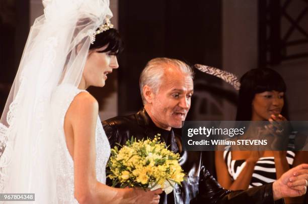 Portrait du mannequin Stella Tennant et de Gianni Versace lors du défilé du couturier pour la collection printemps-été le 22 octobre 1995 à Paris,...