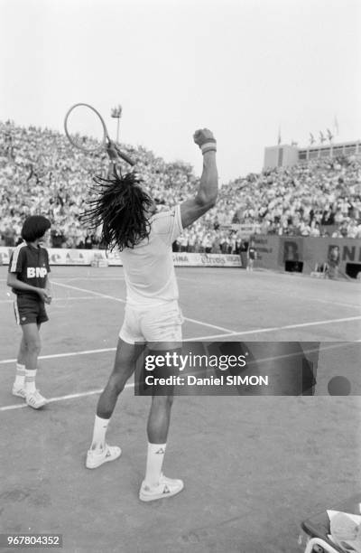 Yannick Noah lors de son match contre Ivan Lendl au tournoi de Roland-Garros le 31 mai 1983 à Paris, France.