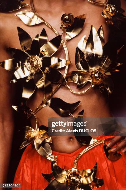 Un mannequin porte une création en métal sur la poitrine, dessinée par le couturier Paco Rabanne lors du défilé de la collection printemps-été le 22...