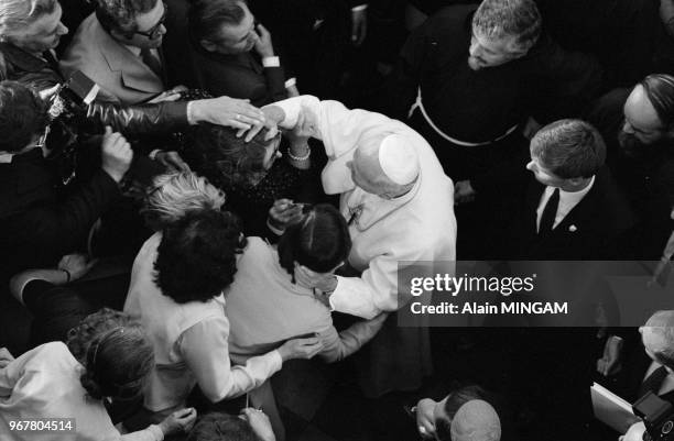 Bain de foule pour le Pape Jean-Paul II le 17 mai 1983 à Varsovie, Pologne.