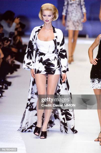 Défilé Christian Dior, Prêt-à-Porter, collection Printemps-été 1996 à Paris le 14 octobre 1995, France.