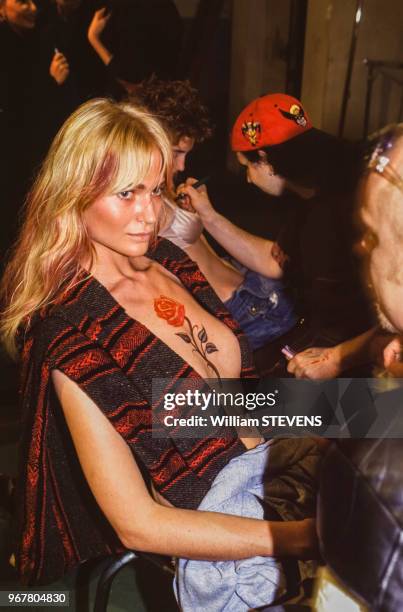 Des mannequins se font maquiller dans les coulisses lors du défilé de la collection printemps-été le 17 octobre 1995 à Paris, France.