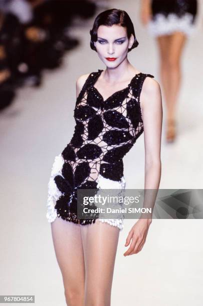 Défilé Christian Dior, Prêt-à-Porter, collection Printemps-été 1996 à Paris le 14 octobre 1995, France.