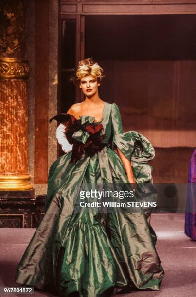 Portrait du mannequin Linda Evangelista portant une robe du soir asymétrique dessinée par la couturière Vivienne Westwood lors du défilé de la...
