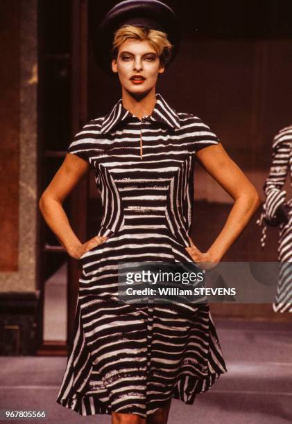 Portrait du mannequin Linda Evangelista portant une robe courte à rayures blanches et noires dessinée par la couturière Vivienne Westwood lors du...