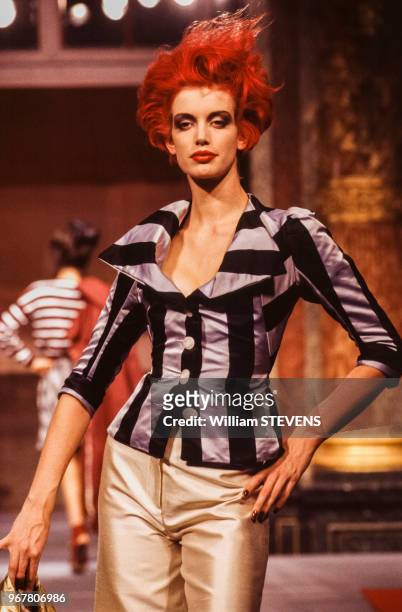 Portrait du mannequin Sibyl Buck portant un haut rayé et un pantalon dessinés par la couturière Vivienne Westwood lors du défilé de la collection...