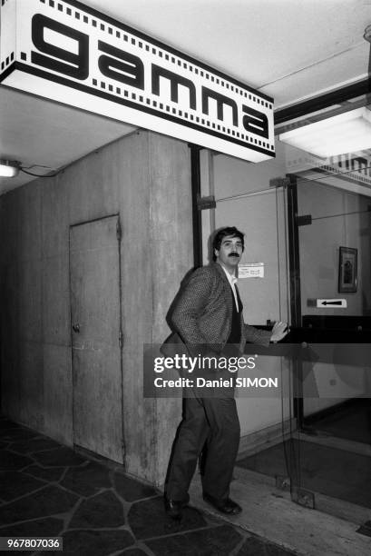 Bernard Bakaltan rentrant à l'agence Gamma à Paris le 28 novembre 1985, France.