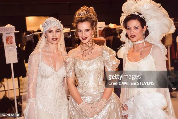 Valérie kaprisky, Isabelle Pasco et Charlotte Valendrey dans les backstages du défilé Lolita Lempicka à Paris le 15 mars 1995, France.