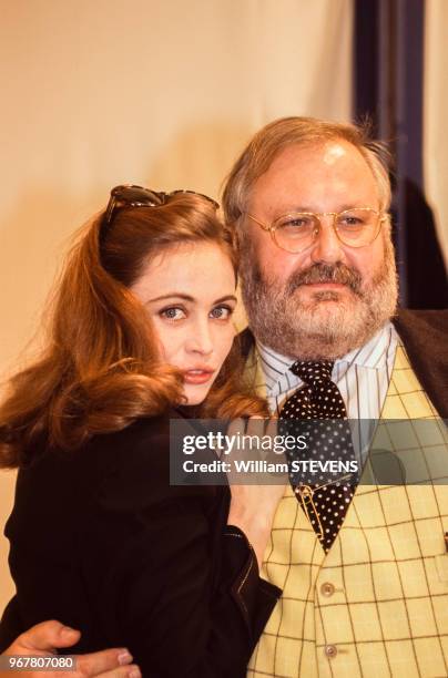 Emmanuelle Béart et Gianfranco Ferré dans les backstages du défilé Christian Dior à Paris le 15 mars 1995, France.