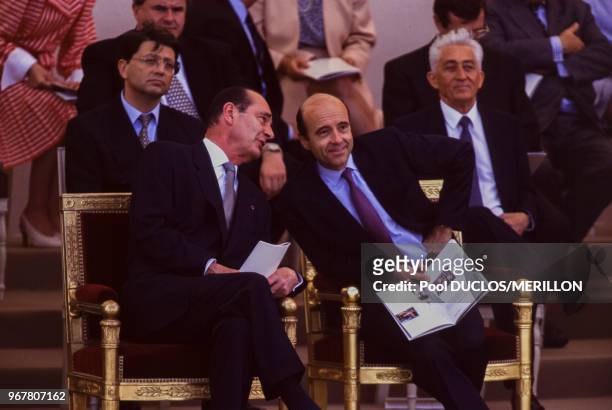 Le président de la République Jacques Chirac et le Premier ministre Alain Juppé lors du défilé militaire avec les ministres Alain Madelin et Bernard...