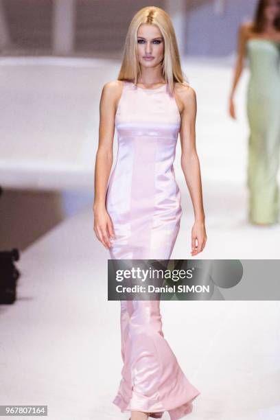 Défilé Valentino, Prêt-à-Porter, collection Printemps-été 1996 à Paris le 14 octobre 1995, France.