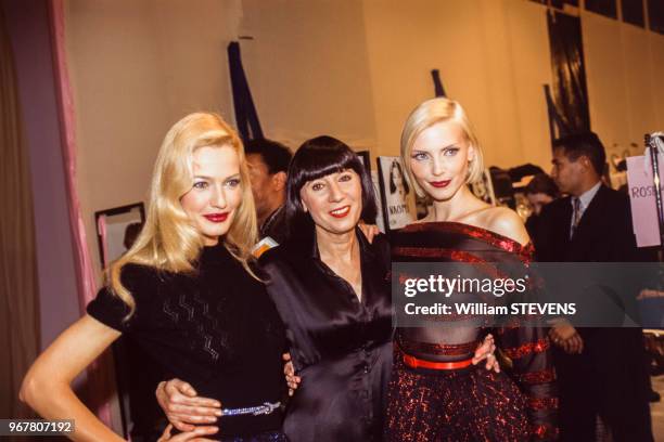 Karen Mulder, Nadja Auermann et Chantal Thomass dans les backstages du défilé de la styliste à Paris le 20 mars 1995, France.