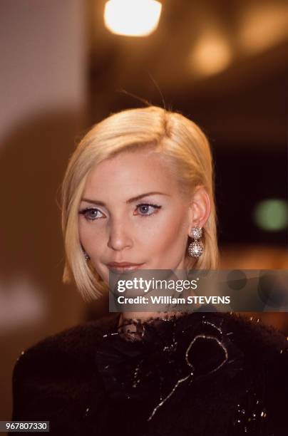 Nadja Auermann dans les backstages du défilé Valentino à Paris le 20 mars 1995, France.