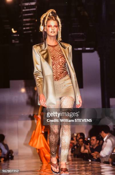 Portrait du mannequin Linda Evangelista portant une chemise et un pantalon dessinés par le couturier Jean-Paul Gaultier lors du défilé de la...