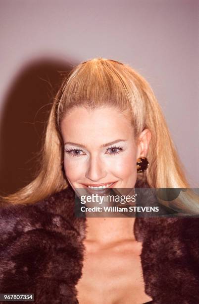 Karen Mulder dans les backstages du défilé Valentino à Paris le 20 mars 1995, France.