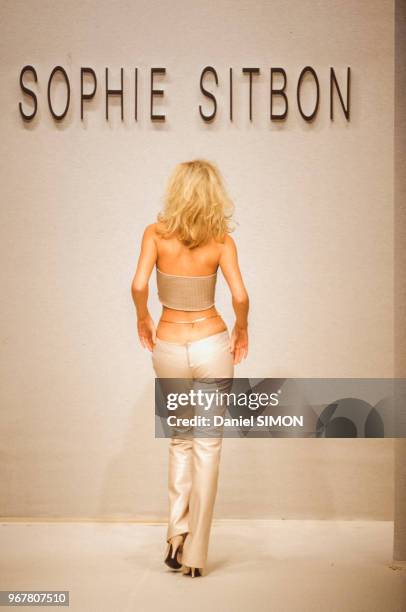 Défilé Sophie Sitbon, Prêt-à-Porter, collection Printemps-été 1996 à Paris le 14 octobre 1995, France.