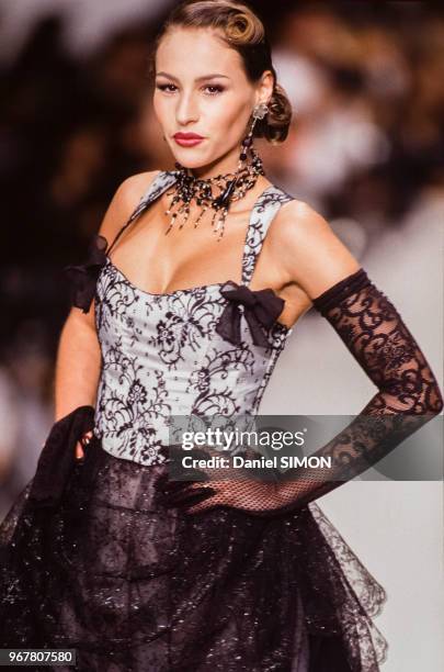 Vanessa Demouy au défilé Lolita Lempicka, Prêt-à-Porter, collection Automne-Hiver 1995-96 à Paris en mars 1995, France.