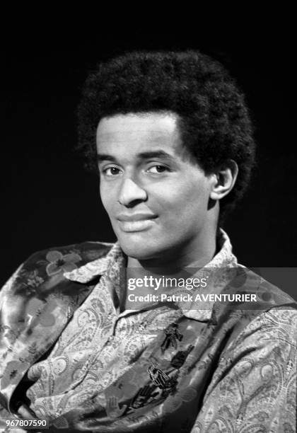 Yannick Noah sur le plateau de l'émission 7/7 sur TF1 à Paris le 17 novembre 1985, France.