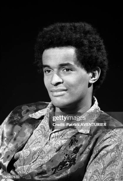 Yannick Noah sur le plateau de l'émission 7/7 sur TF1 à Paris le 17 novembre 1985, France.