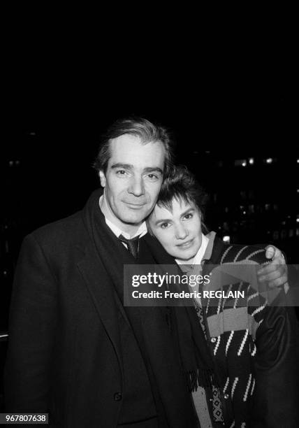 Pierre Arditi et Miou-Miou lors du tournage du téléfilm 'Une Vie comme je veux' à Paris le 18 novembre 1985, France.