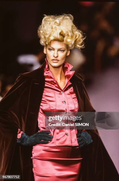 Linda Evangelista au défilé Karl Lagerfeld, Prêt-à-Porter, collection Automne-Hiver 1995-96 à Paris en mars 1995, France.