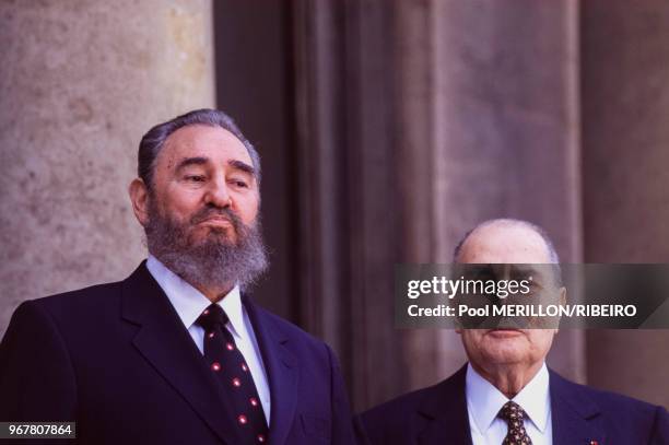 Le leader cubain Fidel Castro reçu au palais de l'Elysée par le président François Mitterrand le 13 mars 1995 à Paris, France.