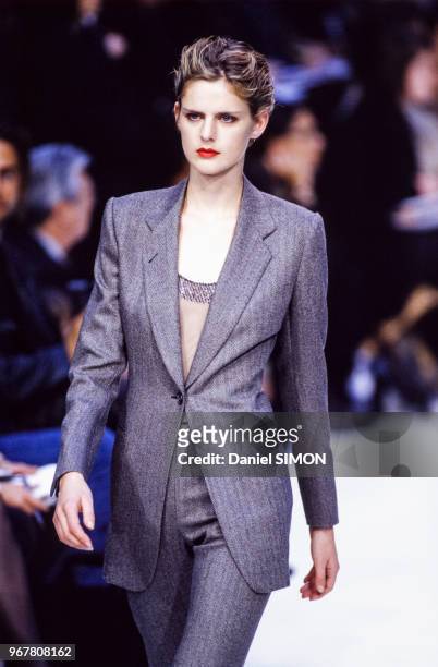 Le top model Stella Tennant lors du défilé Cerruti Prêt-à-Porter Automne-Hiver 1997-1998 le 14 mars 1997 à Paris, France.