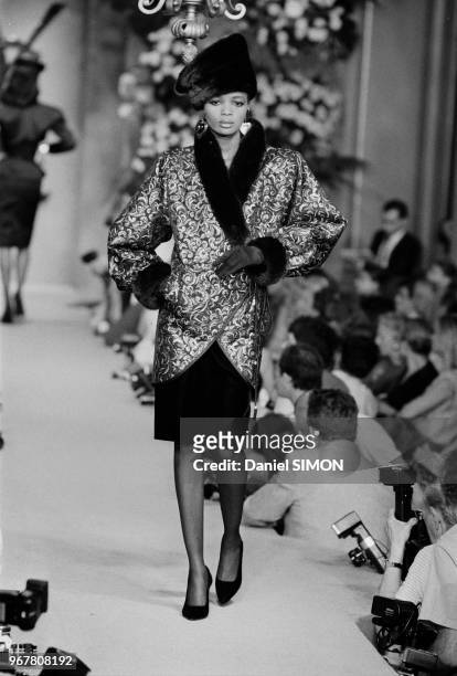Défilé Yves Saint-Laurent, Haute-Couture, collection Automne-Hiver 1983-84 à Paris, le 25 juillet 1983, France.