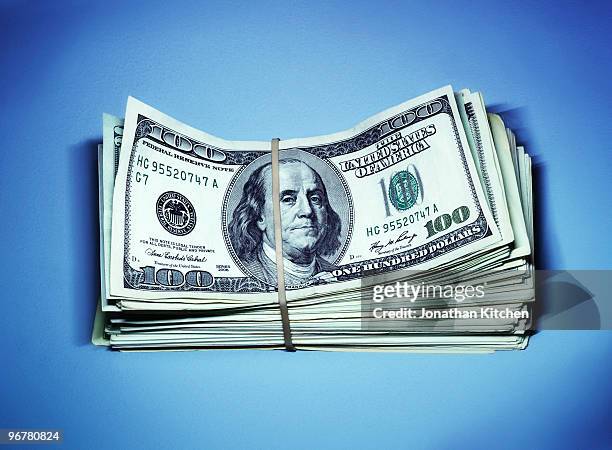 stack of american dollars - american one hundred dollar bill foto e immagini stock