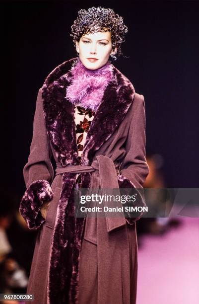 Le top model Valeria Mazza lors du défilé Lolita Lempicka Prêt-à-Porter Automne-Hiver 1997-1998 le 13 mars 1997 à Paris, France.